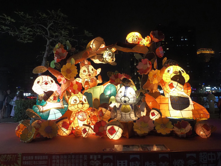 高雄市 鹽埕區 2020高雄燈會藝術節  — 高雄輕軌新體驗與愛河河畔賞燈散策