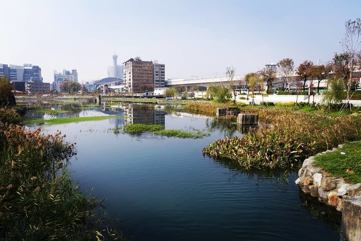 【台中│遊記】東區帝國製糖廠翻修後重新開放！賞湖看夜景還能帶毛小孩散步