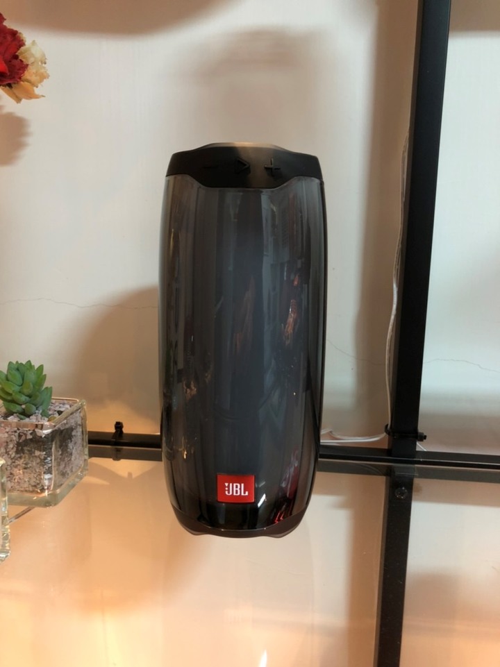 【開箱】JBL PULSE4攜帶式藍芽喇叭 HOLD住全場 最騷最美!
