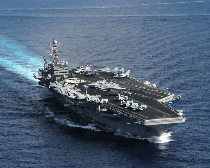 美國航艦 羅斯福 號在花蓮東方外海