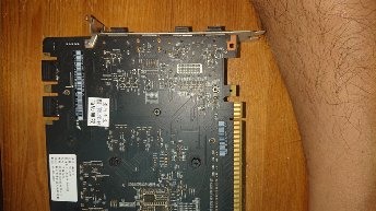 顯卡PCB出這麼多油是正常的嗎?