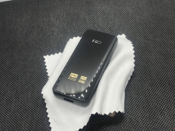 【宅評測】Fiio BTR5 藍牙耳擴 開箱體驗~小孩才做選擇,方便與音質我全都要,讓你有線便無線的藍牙音源接收器