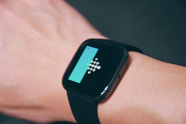 (不專業的開箱)FITBIT VERSA 2 智能運動手錶-行動支付與健康管理一錶到位!