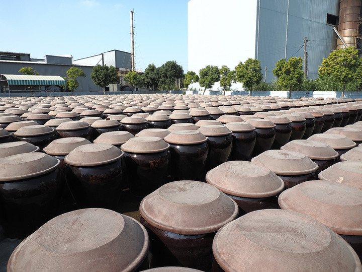 雲林 西螺 瑞春醬油觀光工廠 — 日曬傳統好滋味，全國最大醬缸甕場