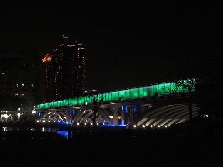 高雄市 鹽埕區 2020高雄燈會藝術節  — 高雄輕軌新體驗與愛河河畔賞燈散策