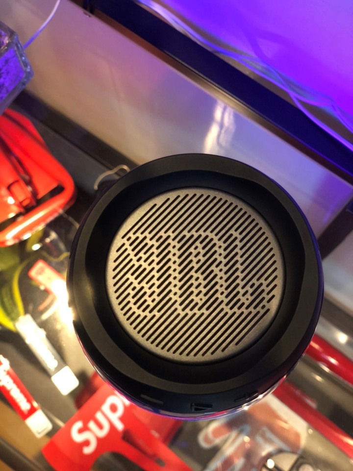 【開箱】JBL PULSE4攜帶式藍芽喇叭 HOLD住全場 最騷最美!