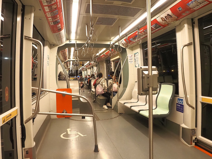 高雄市 鹽埕區 2020高雄燈會藝術節  — 高雄輕軌新體驗與愛河河畔賞燈散策