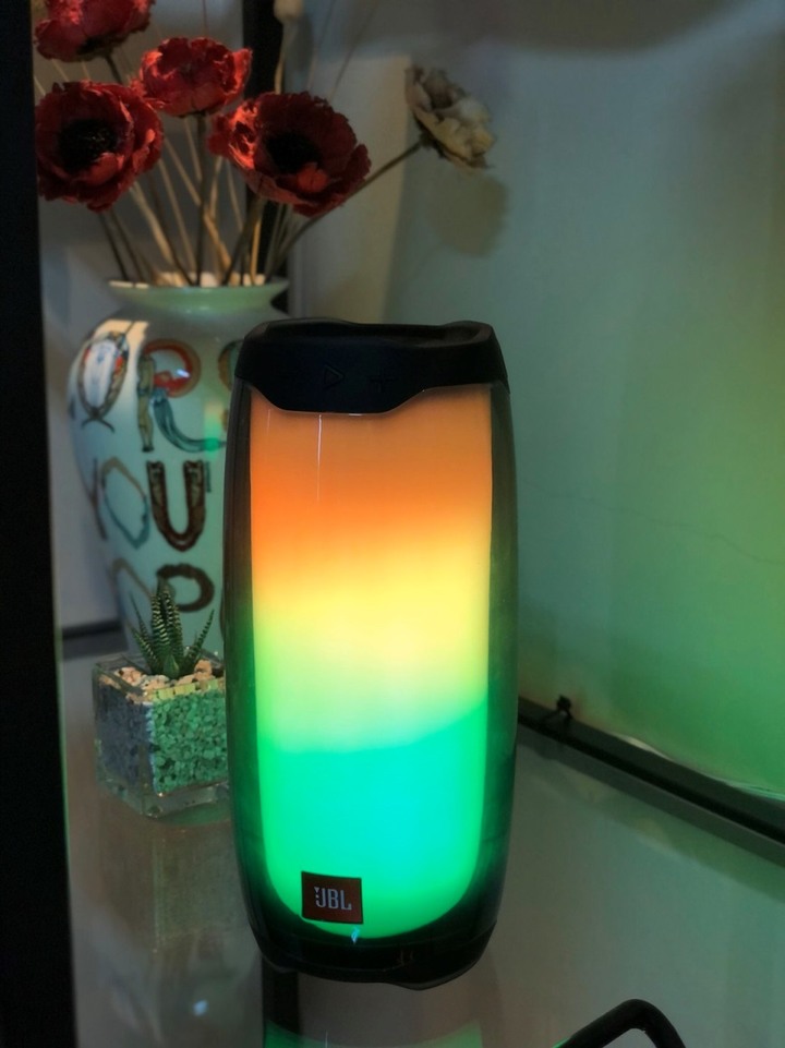 【開箱】JBL PULSE4攜帶式藍芽喇叭 HOLD住全場 最騷最美!