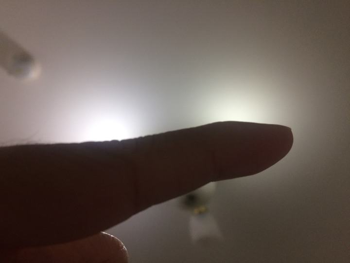 請教這類不死白的LED燈泡哪裡買得到? 想問產牌跟型號