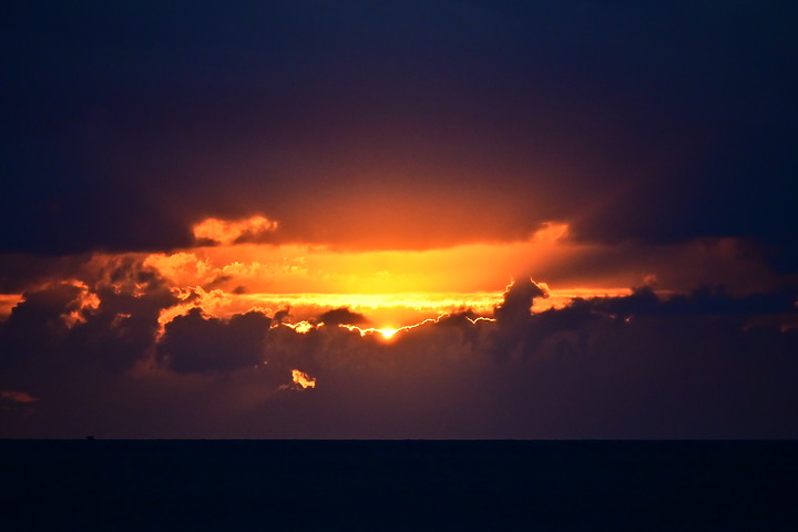 點我看大圖 映著夕陽,車城落山風吹起黃金浪花。加映枋山鄉愛琴海岸水管屋前海面上的夕陽。