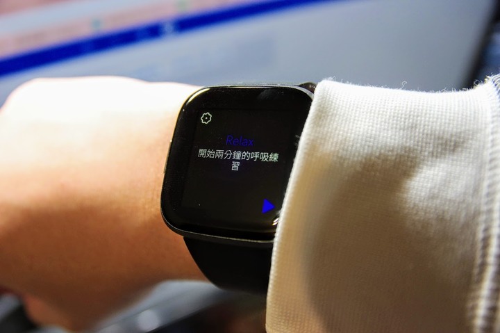 (不專業的開箱)FITBIT VERSA 2 智能運動手錶-行動支付與健康管理一錶到位!