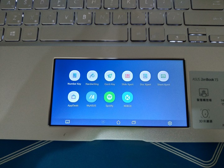 外觀跟功能都超優的筆電開箱 – ZenBook 15 UX534 冰柱銀 開箱