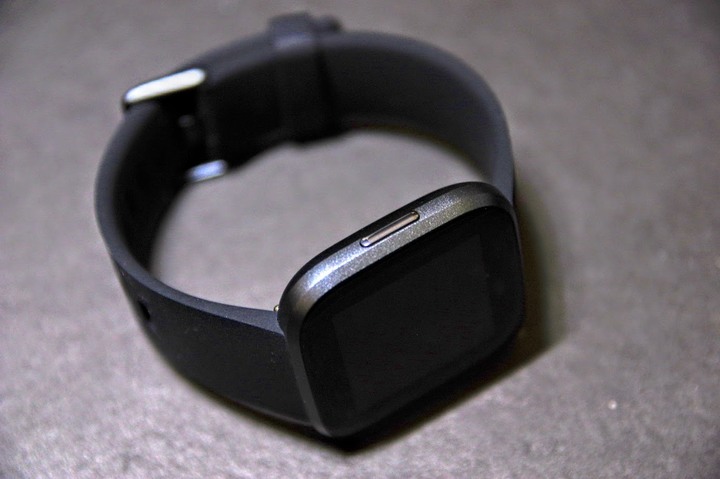 (不專業的開箱)FITBIT VERSA 2 智能運動手錶-行動支付與健康管理一錶到位!