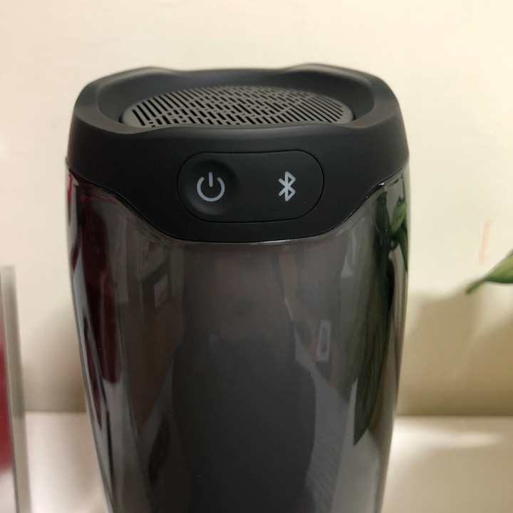 【開箱】JBL PULSE4攜帶式藍芽喇叭 HOLD住全場 最騷最美!