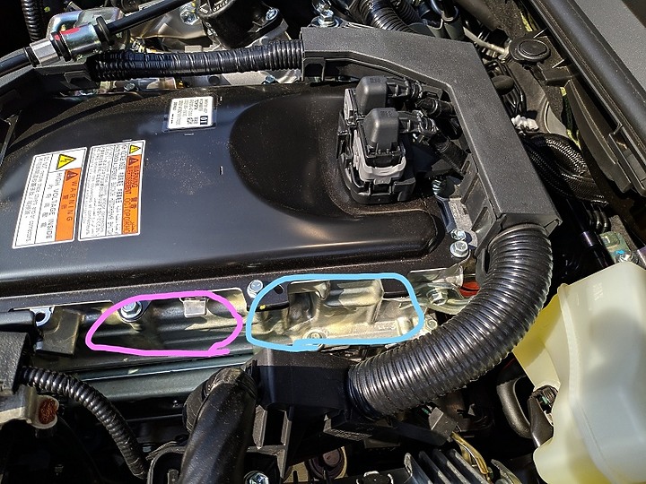 Altis 2019 油電 引擎室有乾掉的油漬?