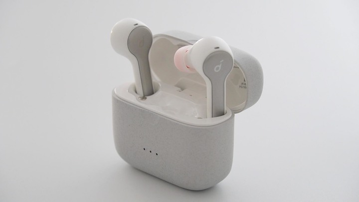 通話超越AirPods？Anker Soundcore Liberty Air 2 真無線藍牙耳機 | 清晰收音、Qi無線充電、APP自訂功能