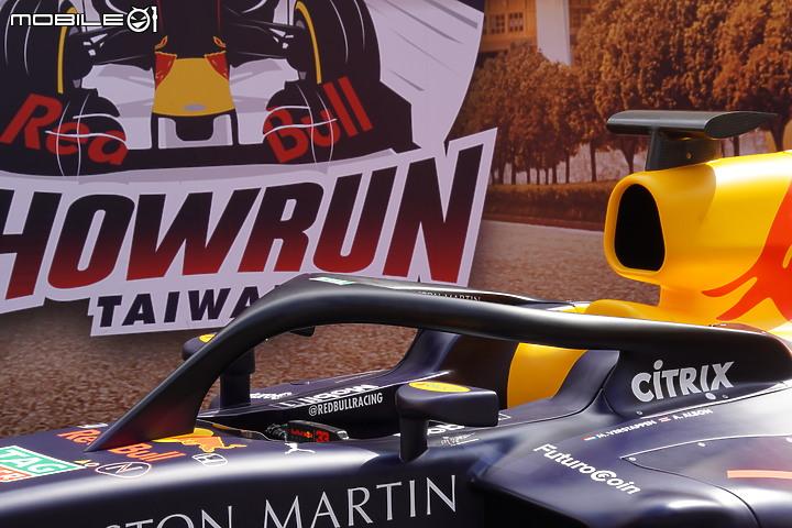 【採訪】Aston Martin Red Bull F1賽車抵台展出！超近距離搶先賞車！