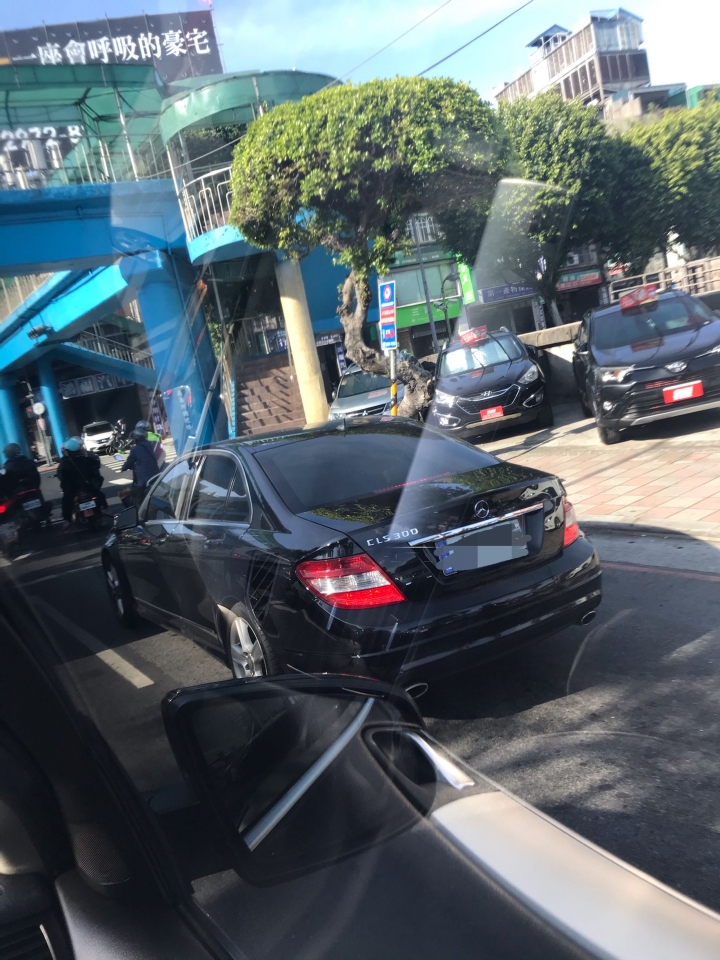 看起來哪裡怪怪的😂