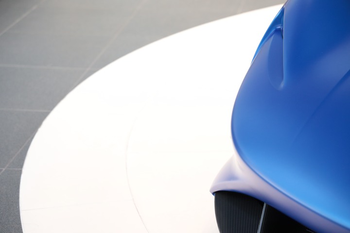 點我看大圖 夢幻「 McLaren Elva 」消光寶藍上空女郎 凡人無法擋 美駒倩影身處台灣的最後一眼!