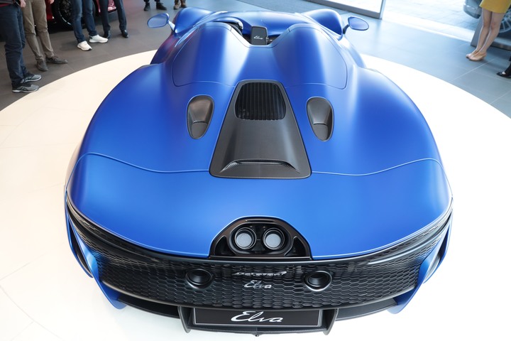 點我看大圖 夢幻「 McLaren Elva 」消光寶藍上空女郎 凡人無法擋 美駒倩影身處台灣的最後一眼!