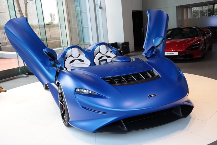 點我看大圖 夢幻「 McLaren Elva 」消光寶藍上空女郎 凡人無法擋 美駒倩影身處台灣的最後一眼!