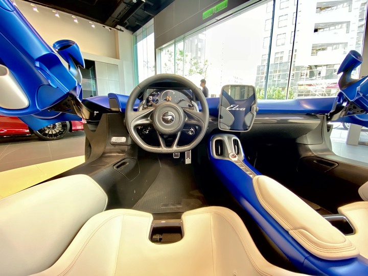 點我看大圖 夢幻「 McLaren Elva 」消光寶藍上空女郎 凡人無法擋 美駒倩影身處台灣的最後一眼!