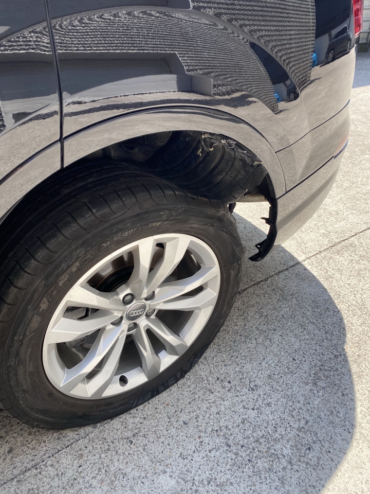Audi Q7 固特異輪胎爆胎