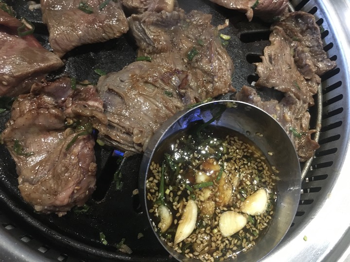 [食記] 新村站著吃烤肉，台灣台北站著享用鮮嫩美味的人氣韓國烤肉餐廳