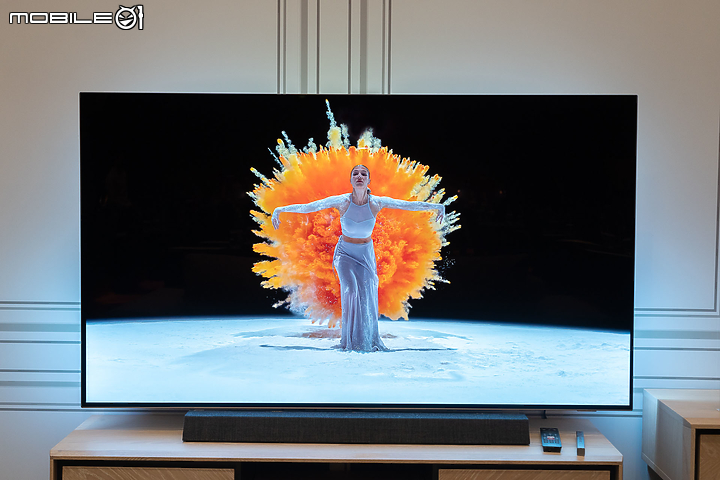 搭載 B&W 獨家設計喇叭 Philips 在台旗艦級 OLED+ 大型顯示器