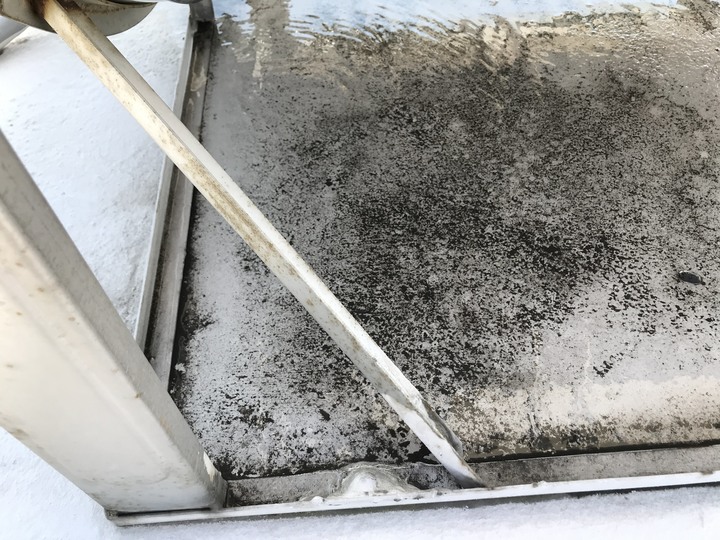 頂樓支撐水塔的底座會積水