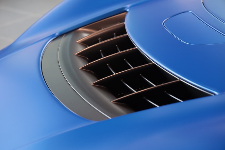 點我看大圖 夢幻「 McLaren Elva 」消光寶藍上空女郎 凡人無法擋 美駒倩影身處台灣的最後一眼!