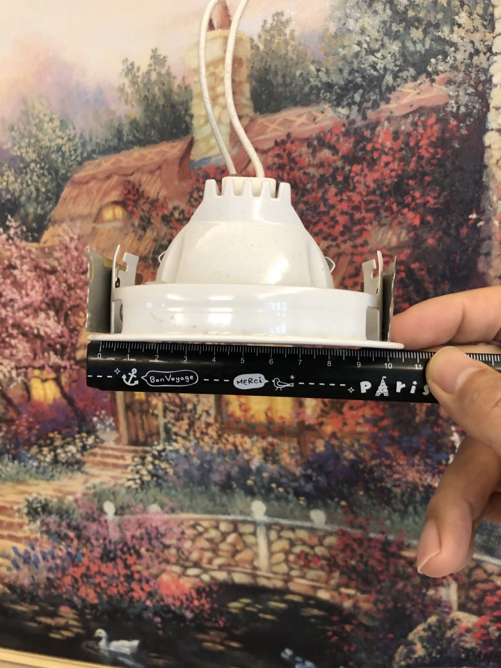 請問MR16 LED燈開燈後閃爍？