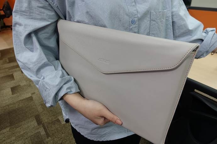工作及掛機的完美方案 - Zenbook Duo UX481蒼宇藍 開箱
