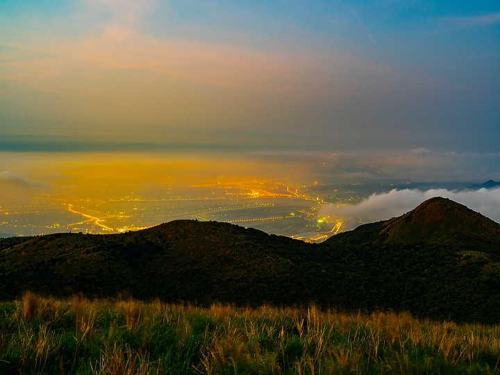 Pentax 645z + GR3 8K 縮時 : 大屯山助航站的日出雲海