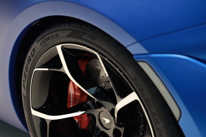 點我看大圖 夢幻「 McLaren Elva 」消光寶藍上空女郎 凡人無法擋 美駒倩影身處台灣的最後一眼!
