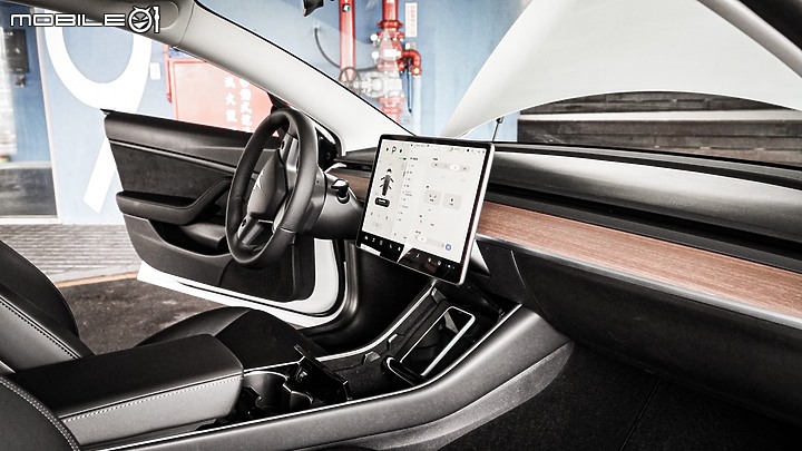 點我看大圖 【奶奶也開特斯拉!?】Model 3 Long Range 台北開箱