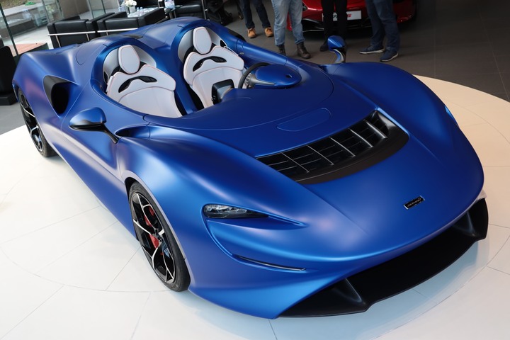 點我看大圖 夢幻「 McLaren Elva 」消光寶藍上空女郎 凡人無法擋 美駒倩影身處台灣的最後一眼!