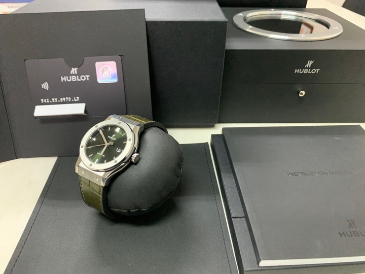 【不專業開箱】HUBLOT CLASSIC FUSION (542.NX.8970.LR)