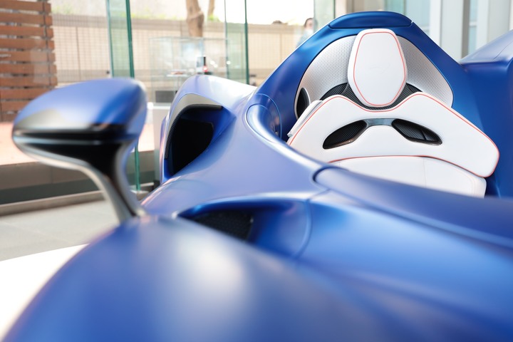 點我看大圖 夢幻「 McLaren Elva 」消光寶藍上空女郎 凡人無法擋 美駒倩影身處台灣的最後一眼!