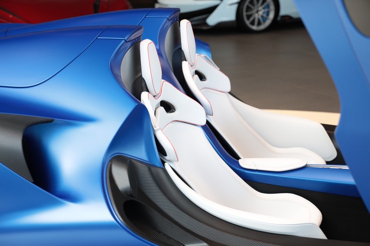 點我看大圖 夢幻「 McLaren Elva 」消光寶藍上空女郎 凡人無法擋 美駒倩影身處台灣的最後一眼!