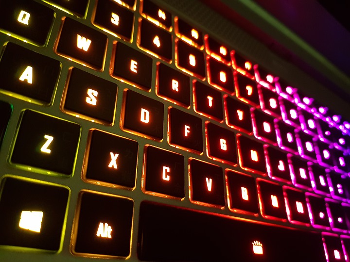 【小宅開箱】【評測】技嘉 GIGABYTE AERO 15S SA 改良後再次出席， 獨我稱霸