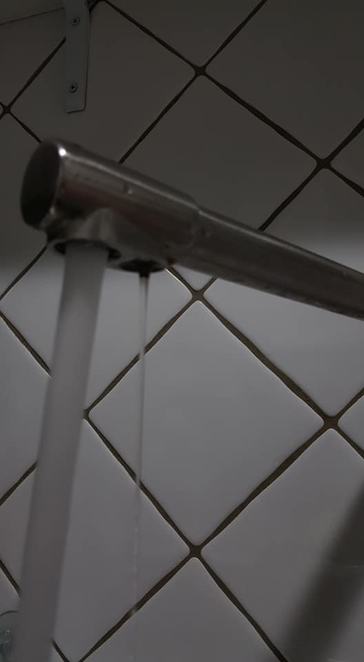 廚房三合一水龍頭使用時，另一出水口會漏水