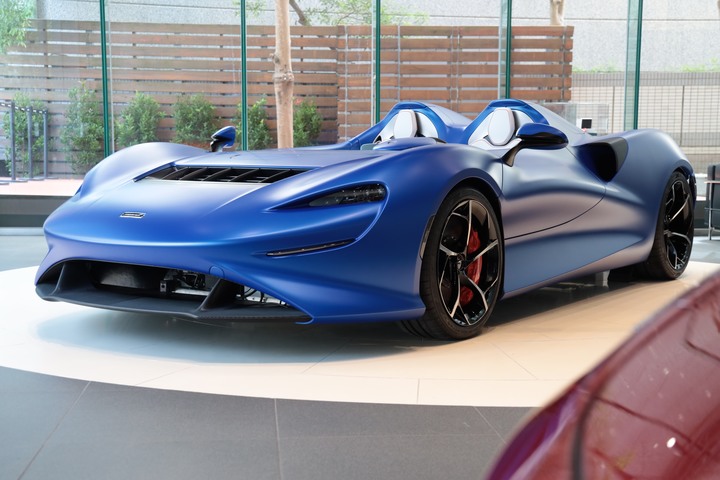 點我看大圖 夢幻「 McLaren Elva 」消光寶藍上空女郎 凡人無法擋 美駒倩影身處台灣的最後一眼!