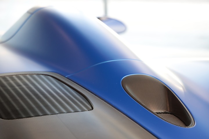 點我看大圖 夢幻「 McLaren Elva 」消光寶藍上空女郎 凡人無法擋 美駒倩影身處台灣的最後一眼!