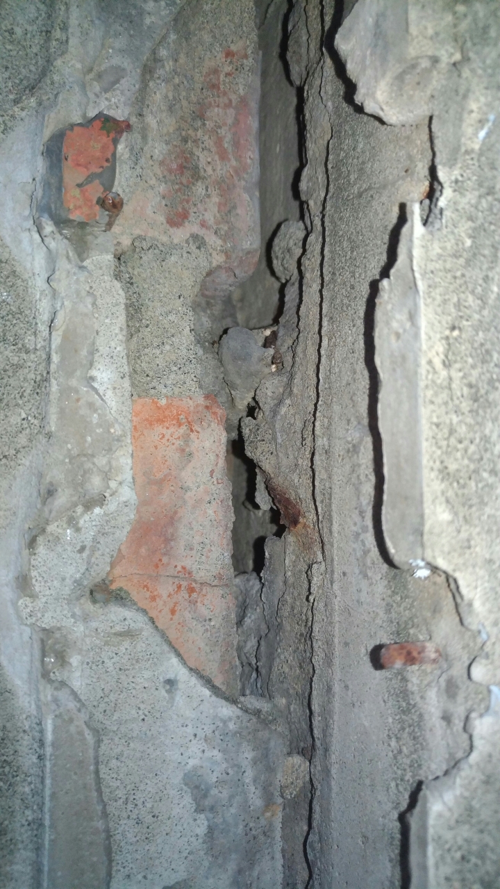 請教女兒牆裂開該用什麼填充?