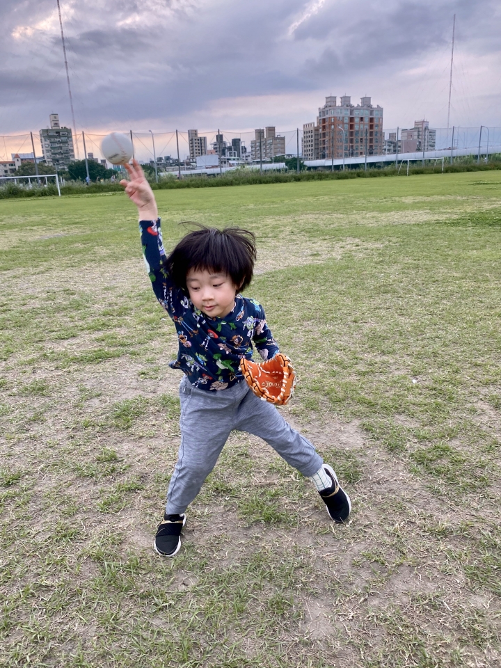 請大大們讓我家小孩的投球照更霸氣一點