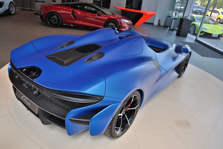 點我看大圖 夢幻「 McLaren Elva 」消光寶藍上空女郎 凡人無法擋 美駒倩影身處台灣的最後一眼!
