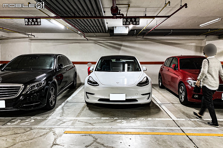 點我看大圖 【奶奶也開特斯拉!?】Model 3 Long Range 台北開箱