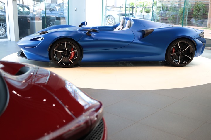 點我看大圖 夢幻「 McLaren Elva 」消光寶藍上空女郎 凡人無法擋 美駒倩影身處台灣的最後一眼!