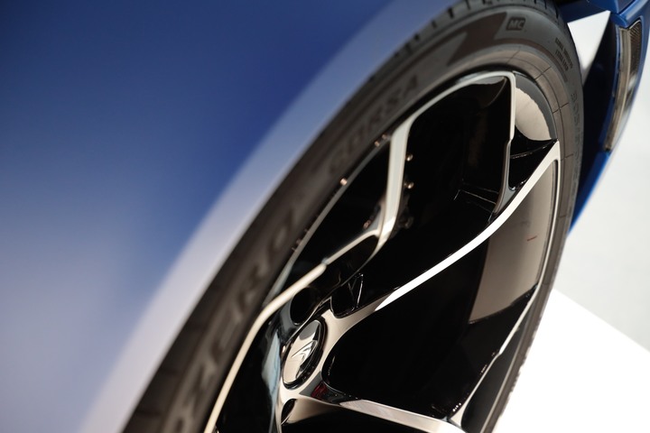 點我看大圖 夢幻「 McLaren Elva 」消光寶藍上空女郎 凡人無法擋 美駒倩影身處台灣的最後一眼!
